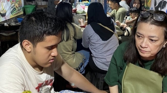 Keluarga Menteri Keuangan Purbaya Yudhi Sadewa makan pecel lele (Instagram/pyudhisadewa)