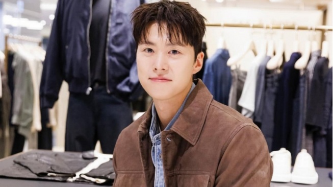 Simpel dan Keren! 4 Inspirasi Outfit Chic ala Gong Myung Buat Look Harian