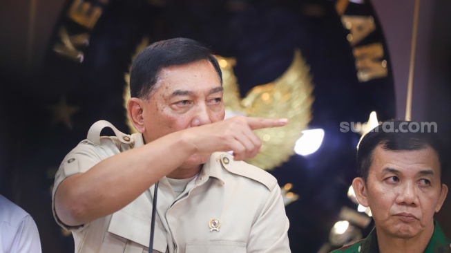Menko Polkam Ad Interim Sjafrie Sjamsoeddi memberikan pernyataan pers usai memimpin rapat internal di Kemenko Polkam, Jakarta, Selasa (9/9/2025). [Suara.com/Alfian Winanto]