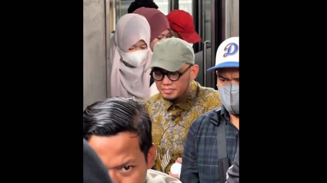 Tak Pakai Mobil Dinas, Wamen Haji Dahnil Anzar Pilih Desak-deskan di KRL Usai Dilantik Prabowo