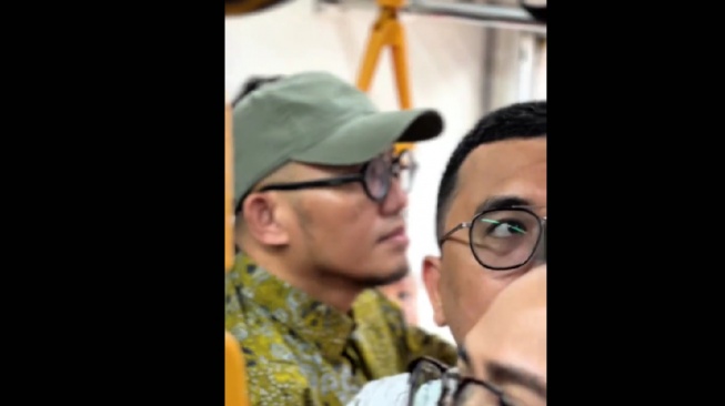 Dahnil Anzar Simanjuntak sebagai Wakil Menteri Haji dan Umrah saat menaiki KRL di Jakarta, Selasa (9/9/2025). [TikTok]