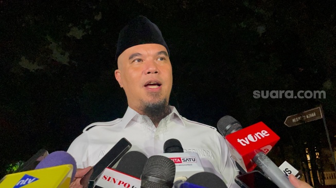 Anggota Komisi X Fraksi Gerindra, Ahmad Dhani di kediaman Ketua Umum Gerindra, Prabowo Subianto, Jakarta, Senin (8/9/2025) malam. [Suara.com/Yaumal] 