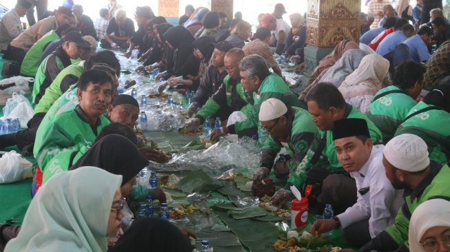 Bupati Mojokerto bersama para stakeholder bersantap atau makan bersama para tokoh masyarakat, mahasiswa, dan driver ojek online (Dok: Pemkab Mojokerto)