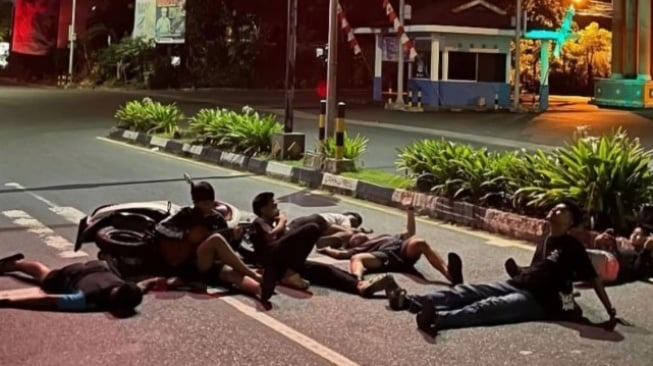 Viral! Tren Foto Tengah Malam di Jalan Raya