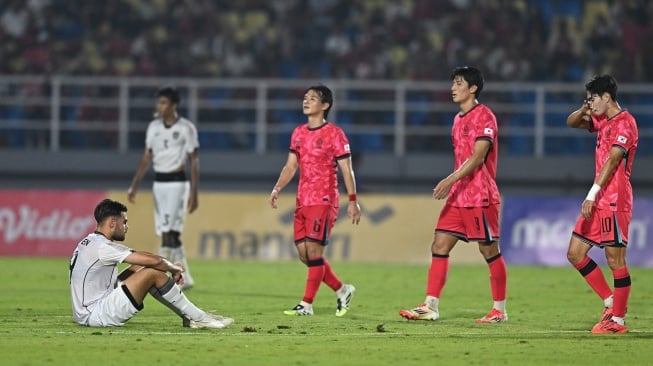 Pesepak bola Timnas Indonesia U-23 Jens Raven (kiri) tertunduk seusai bertanding melawan Timnas Korea Selatan U-23 dalam kualifikasi Grup J Piala Asia U-23 2026 di Stadion Gelora Delta Sidoarjo, Jawa Timur, Selasa (9/9/2025). [ANTARA FOTO/Sigid Kurniawan/mrh/rwa]