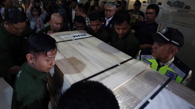 Petugas menurunkan peti jenazah almarhum Zetro Leonardo Purba setibanya dari Lima, Peru, di kargo jenazah Bandara Soekarno Hatta, Tangerang, Banten, Selasa (9/9/2025). [ANTARA FOTO/Muhammad Iqbal/rwa]