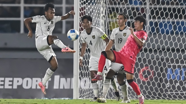 Pesepak bola Timnas Indonesia U-23 Robi Darwis (kiri) menghalau bola dari pesepak bola Timnas Korea Selatan U-23 Park Seungho (kanan) dalam kualifikasi Grup J Piala Asia U-23 2026 di Stadion Gelora Delta Sidoarjo, Jawa Timur, Selasa (9/9/2025). [ANTARA FOTO/Sigid Kurniawan/mrh/rwa]