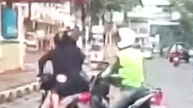 Viral pemotor todong pistol usai terlibat adu mulut dengan sopir ojol di kawasan ITC Permata Hijau, Jakarta Selatan. (tangkapan layar/ist)