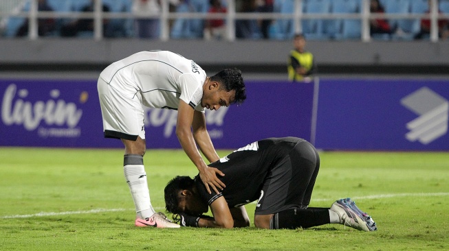Pesepak bola Timnas Indonesia U-23 Robi Darwis (kiri) memberi semangat penjaga gawang Cahya Supriadi (kanan) seusai melawan Timnas Korea Selatan U-23 dalam kualifikasi Grup J Piala Asia U-23 2026 di Stadion Gelora Delta Sidoarjo, Jawa Timur, Selasa (9/9/2025). [ANTARA FOTO/Umarul Faruq/rwa]