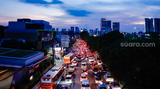 Kemacetan panjang terjadi di ruas Jalan TB Simatupang, Cilandak, Jakarta, Rabu (10/9/2025). [Suara.com/Alfian Winanto]