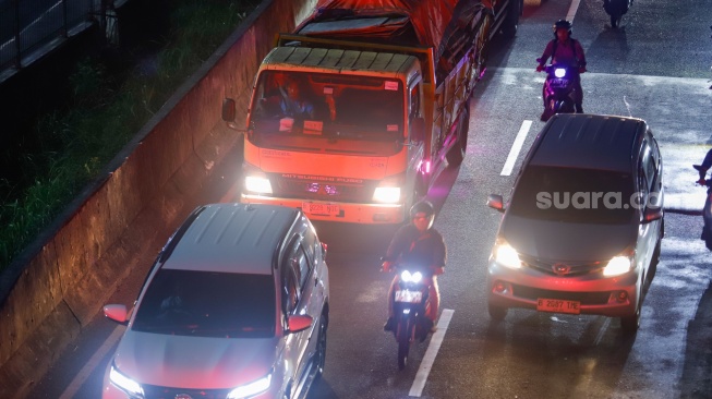 Kendaraan terjebak Kemacetan panjang yang terjadi di ruas Jalan TB Simatupang, Cilandak, Jakarta, Rabu (10/9/2025). [Suara.com/Alfian Winanto]