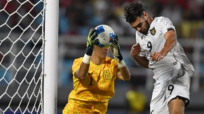 Pesepak bola Timnas Indonesia U-23 Jens Raven (kanan) gagal menyundul bola yang ditangkap oleh penjaga gawang Timnas Korea Selatan U-23 Moon Hyunho (kiri) dalam kualifikasi Grup J Piala Asia U-23 2026 di Stadion Gelora Delta Sidoarjo, Jawa Timur, Selasa (9/9/2025). [ANTARA FOTO/Sigid Kurniawan/mrh/rwa]