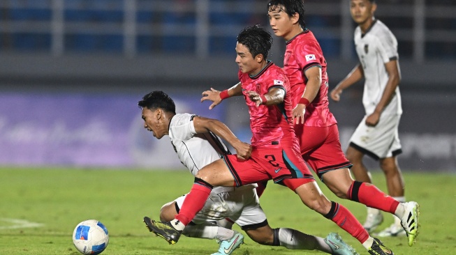 Pesepak bola Timnas Indonesia U-23 Arkhan Fikri (kiri) berebut bola dengan pesepak bola Timnas Korea Selatan U-23 Kang Minjun (kedua kiri) dalam kualifikasi Grup J Piala Asia U-23 2026 di Stadion Gelora Delta Sidoarjo, Jawa Timur, Selasa (9/9/2025). [ANTARA FOTO/Sigid Kurniawan/mrh/rwa]