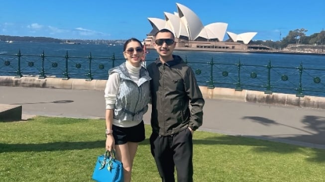 Pamer Kemesraan di Sydney, Angel Karamoy Resmi Pacaran dengan Gusti Ega?