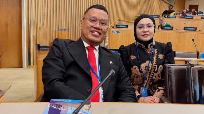 Uya kuya bersama sang istri, Astrid Khairunisha alias Astrid Kuya. [Instagram]