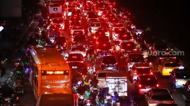 Kemacetan panjang terjadi di ruas Jalan TB Simatupang, Cilandak, Jakarta, Rabu (10/9/2025). [Suara.com/Alfian Winanto]