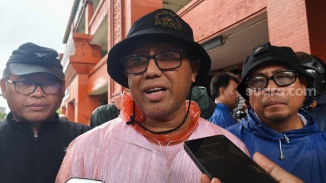 Wali Kota Denpasar I Gusti Ngurah Jayanegara meninjau langsung kondisi banjir, Rabu 10 September 2025 [Suara.com/Putu Yonata Udawananda]