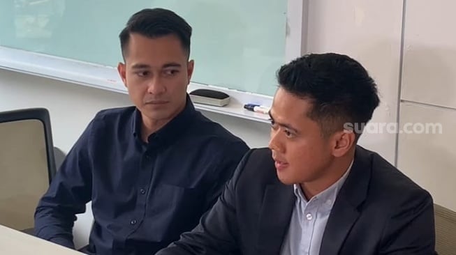 Jumpa pers Eza Gionino dan tim kuasa hukum di kawasan Raffles Hills, Depok, Jawa Barat, Rabu, 10 September 2025. [Suara.com/Adiyoga Priyambodo]