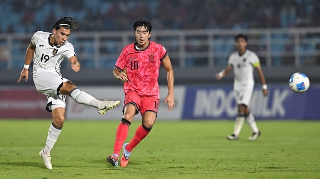 Pesepak bola Timnas Indonesia U-23 Dion Markx (kiri) menendang bola ke arah gawang Timnas Korea Selatan U-23 dalam kualifikasi Grup J Piala Asia U-23 2026 di Stadion Gelora Delta Sidoarjo, Jawa Timur, Selasa (9/9/2025). [ANTARA FOTO/Sigid Kurniawan/mrh/rwa]