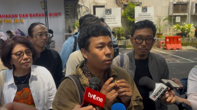 Kunjungi Delpedro di Tahanan Polda Metro Jaya, Koalisi Sipil Sebut Polisi Cari Kambing Hitam