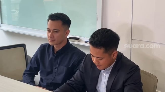 Jumpa pers Eza Gionino dan tim kuasa hukum di kawasan Raffles Hills, Depok, Jawa Barat, Rabu, 10 September 2025. [Suara.com/Adiyoga Priyambodo]
