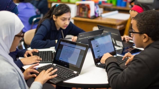 Ilustrasi Chromebook di sekolah. [Google]