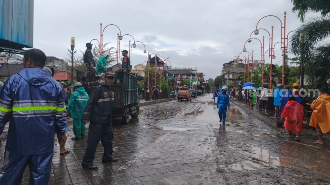 Kondisi terkini di Jalan Hasanudin, Denpasar setelah dilanda banjir, Rabu (10/9/2025) [Suara.com/Putu Yonata Udawananda] 