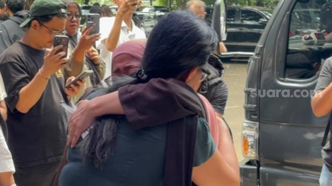 Tangis Ibu Delpedro Pecah di Rutan Polda Metro: Anak Saya Bukan Penjahat, Bukan Koruptor!