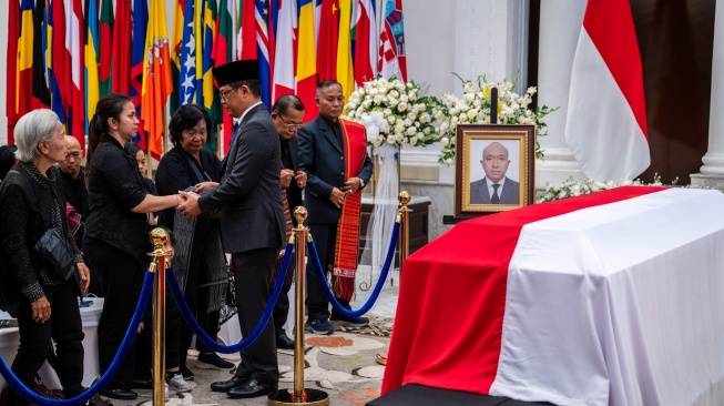 Menteri Luar Negeri Indonesia Sugiono (ketiga kanan) menyalami pihak keluarga saat penghormatan terakhir almarhum Staf Kedutaan Besar Republik Indonesia (KBRI) Lima, Republik Peru, Zetro Leonardo Purba di Gedung Pancasila, Kementerian Luar Negeri, Jakarta, Kamis (11/9/2025). [ANTARA FOTO/Bayu Pratama S/foc]