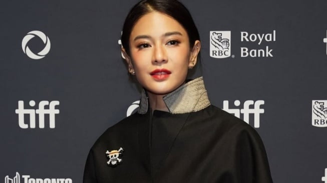 Dian Sastro Pamer Pin One Piece, Ingat Lagi Skandal Berdarah Keluarga Suaminya