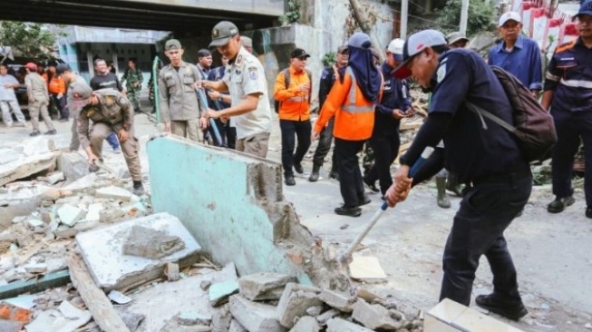 15 Bangunan Liar di Jalur Kereta Rangkasbitung Dibongkar