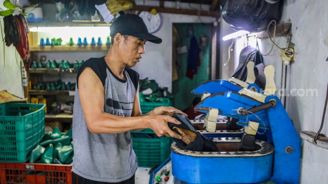 Pekerja menyelesaikan pembuatan sepatu Flavio Boston di Cakung, Jakarta, Kamis (11/9/2025). [Suara.com/Alfian Winanto]