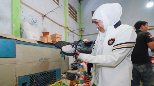 Gubernur Khofifah meninjau bagian produksi yang 100 persen bahan bakunya memakai bahan lokal dan langsung pesan 3.000 pasang sepatu olahraga (Dok: Pemprov Jatim)