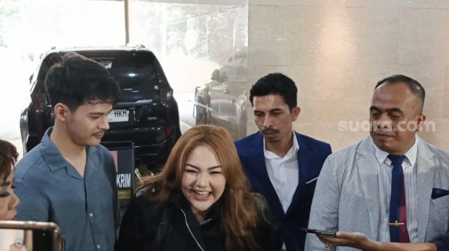 Penuhi Panggilan Bareskrim, Lisa Mariana Semringah Didampingi Pacar
