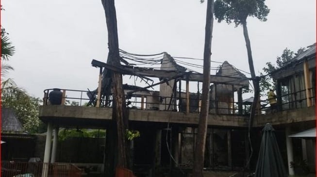 Villa Mewah di Batu Belig Terbakar Hebat Akibat Sambaran Petir