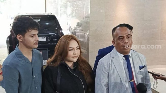 Lisa Mariana ditemani pacarnya, Andri Aan di Bareskrim Polri pada Kamis, 11 September 2025 [Suara.com/Rena Pangesti]