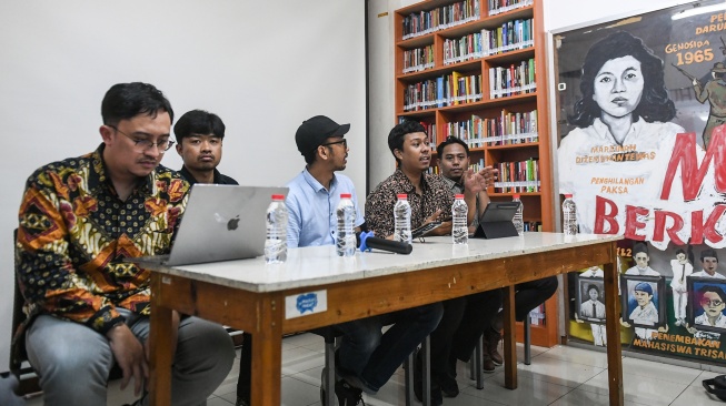 Koordinator Kontras Dimas Bagus Arya (kedua kanan) bersama Wakil Ketua Bidang Advokasi YLBH Arif Maulana (tengah), Pengacara Publik LBH Jakarta Khaerul Anwar (kanan), Peneliti ICJR Iqbal Nurfahmi (kedua kiri) dan Direktur IM57+Institute Lakso Anindito (kiri) menyampaikan laporan investigasi tentang temuan awal kasus kematian Affan Kurniawan oleh Gugus Tugas Pencari Fakta Tim Advokasi untuk Demokrasi (TAUD) di Jakarta, Rabu (10/9/2025). [ANTARA FOTO/Hafidz Mubarak A/nz]
