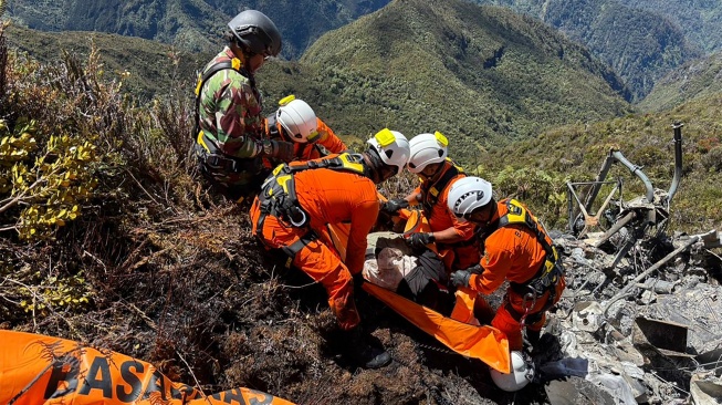 Tim SAR gabungan mengevakuasi korban kecelakaan Helikopter Intan Angkasa PK-IWS di Distrik Jila, Kabupaten Mimika, Papua Tengah, Kamis (11/9/2025). [ANTARA FOTO/HO/SAR Timika/sgd/bar]
