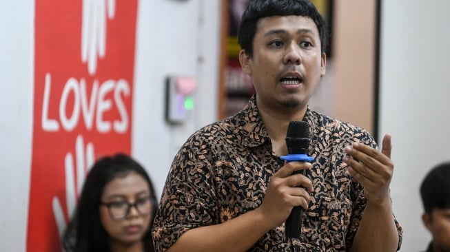 Koordinator Kontras Dimas Bagus Arya menyampaikan laporan investigasi tentang temuan awal kasus kematian Affan Kurniawan oleh Gugus Tugas Pencari Fakta Tim Advokasi untuk Demokrasi (TAUD) di Jakarta, Rabu (10/9/2025). [ANTARA FOTO/Hafidz Mubarak A/nz]