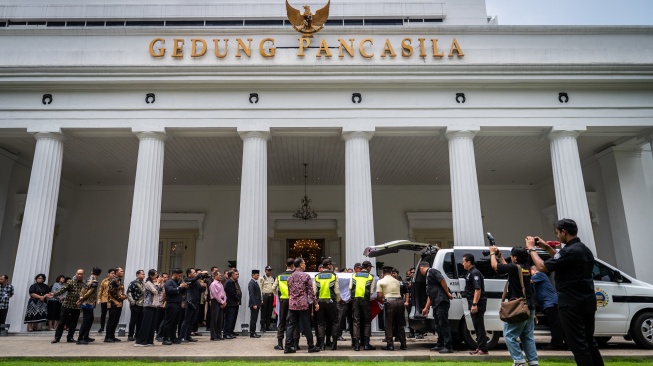 Pegawai Kementerian Luar Negeri melepas jenazah Zetro Leonardo Purba saat penghormatan terakhir almarhum Staf Kedutaan Besar Republik Indonesia (KBRI) Lima, Republik Peru, Zetro Leonardo Purba di Gedung Pancasila, Kementerian Luar Negeri, Jakarta, Kamis (11/9/2025). [ANTARA FOTO/Bayu Pratama S/foc]