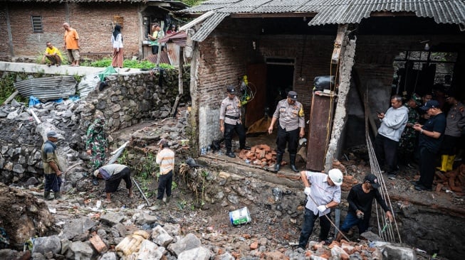 Sejumlah petugas gabungan berada di area lokasi tanggul longsor di Karanganyar Gunung, Candisari, Semarang, Jawa Tengah, Kamis (11/9/2025). [ANTARA FOTO/Aprillio Akbar/foc]