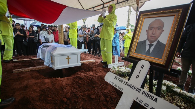 Petugas bersiap memakamkan jenazah almarhum Zetro Leonardo Purba saat akan dimakamkan di TPU Sari Mulya, Setu, Tangerang Selatan, Banten, Kamis (11/9/2025). [ANTARA FOTO/Muhammad Iqbal/bar]