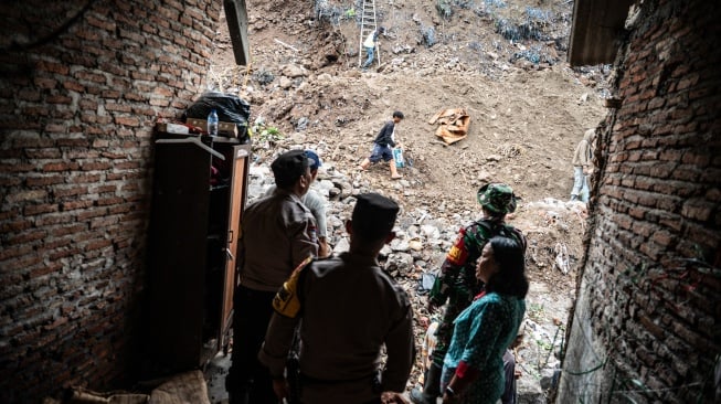 Sejumlah petugas gabungan berada di area lokasi tanggul longsor di Karanganyar Gunung, Candisari, Semarang, Jawa Tengah, Kamis (11/9/2025). [ANTARA FOTO/Aprillio Akbar/foc]