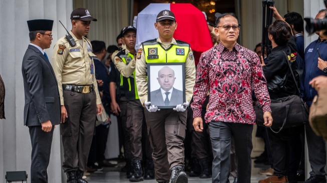 Pegawai Kementerian Luar Negeri melepas jenazah Zetro Leonardo Purba saat penghormatan terakhir almarhum Staf Kedutaan Besar Republik Indonesia (KBRI) Lima, Republik Peru, Zetro Leonardo Purba di Gedung Pancasila, Kementerian Luar Negeri, Jakarta, Kamis (11/9/2025). [ANTARA FOTO/Bayu Pratama S/foc]
