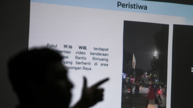 Koordinator Kontras Dimas Bagus Arya memaparkan kronologis peristiwa saat peluncuran laporan investigasi tentang temuan awal kasus kematian Affan Kurniawan oleh Gugus Tugas Pencari Fakta Tim Advokasi untuk Demokrasi (TAUD) di Jakarta, Rabu (10/9/2025). [ANTARA FOTO/Hafidz Mubarak A/nz]