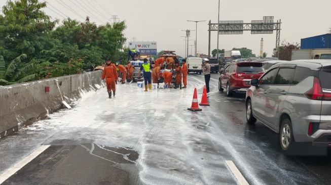 Jalan Tol Pluit Mendadak Jadi 'Kanvas' Putih, Akibat Trailer Hantam Truk Cat