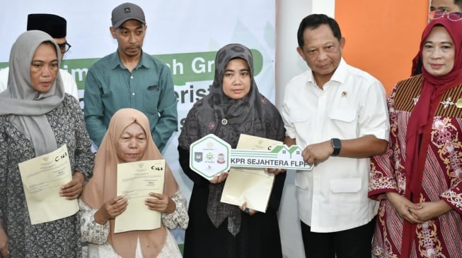 Mendagri: Bentuk Kepedulian Negara, Pemerintah Serahkan Bantuan Rumah ke Korban Unjuk Rasa Makassar