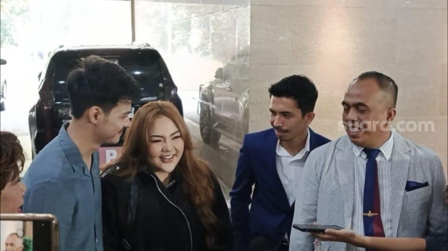 Lisa Mariana ditemani pacarnya, Andri Aan di Bareskrim Polri pada Kamis, 11 September 2025 [Suara.com/Rena Pangesti]
