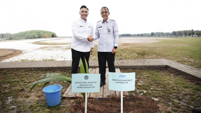 BRI tunjukkan langkah konkret dalam mendukung Asta Cita Presiden Republik Indonesia dan 13 Program Akselerasi Kementerian Imigrasi dan Pemasyarakatan RI (Kemenimipas) lewat pembangunan  BLK di Nusakambangan dan penanaman pohon kelapa (Dok: BRI)