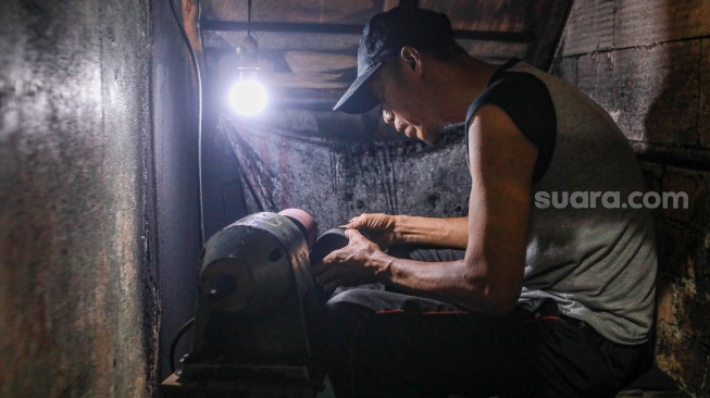 Pekerja menyelesaikan pembuatan sepatu Flavio Boston di Cakung, Jakarta, Kamis (11/9/2025). [Suara.com/Alfian Winanto]